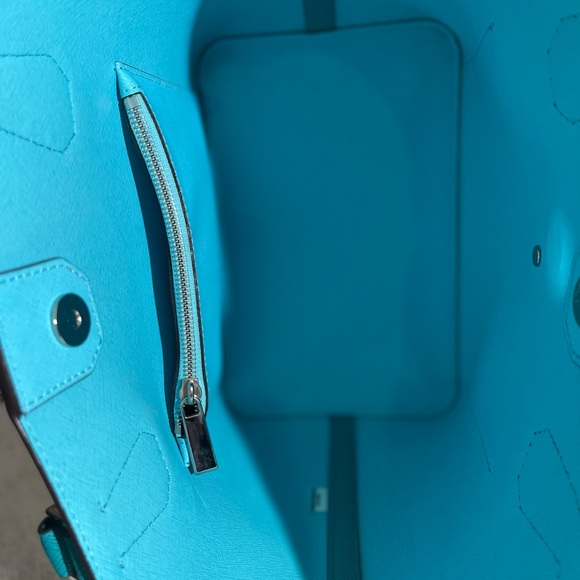 Michael Kors Bucket Bag - Picture 5 of 6